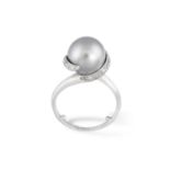 A CULTURED PEARL AND DIAMOND RING, the Tahitian cultured pearl of grey tint measuring