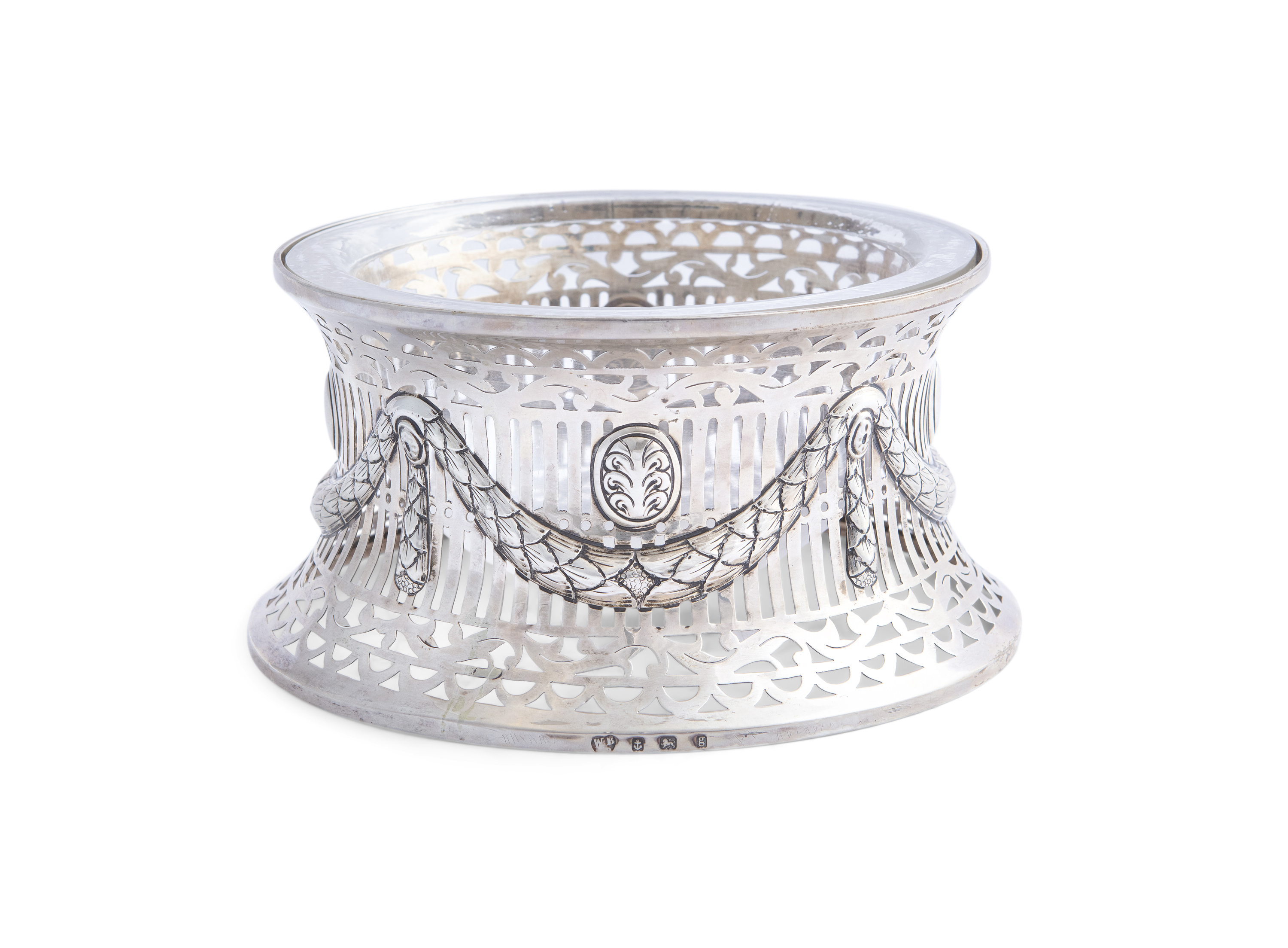 AN EDWARDIAN SILVER DISH RING, Birmingham 1906, mark of Williams Ltd, with repoussé and pierced swag