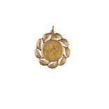 AN EDWARDIAN GOLD SOVEREIGN PENDANT, contained within a leaf cast mount