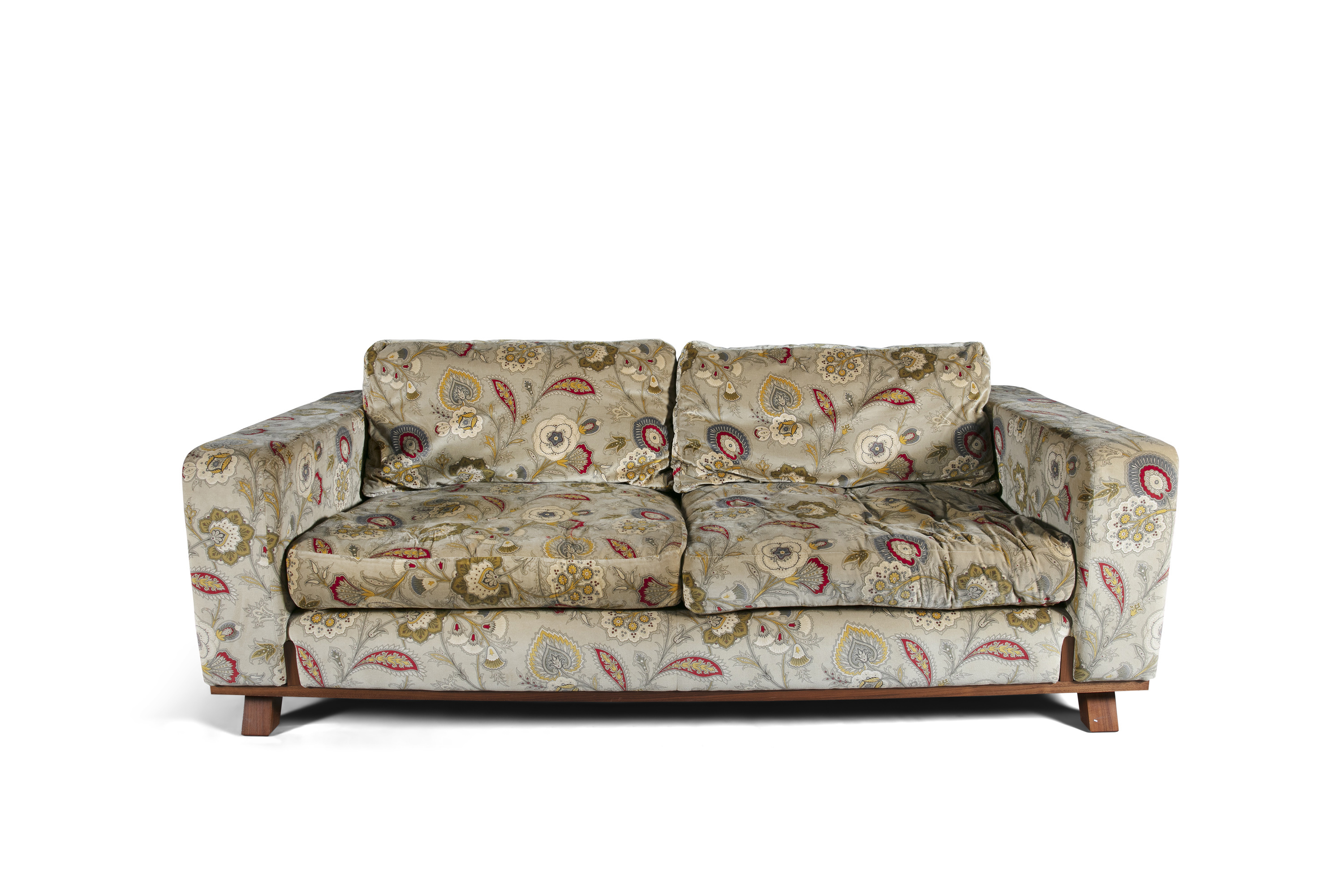 A TWO-SEATER FLORAL PATTERNED COUCH BY LINLEY, upholstered in biscuit beige fabric with floral