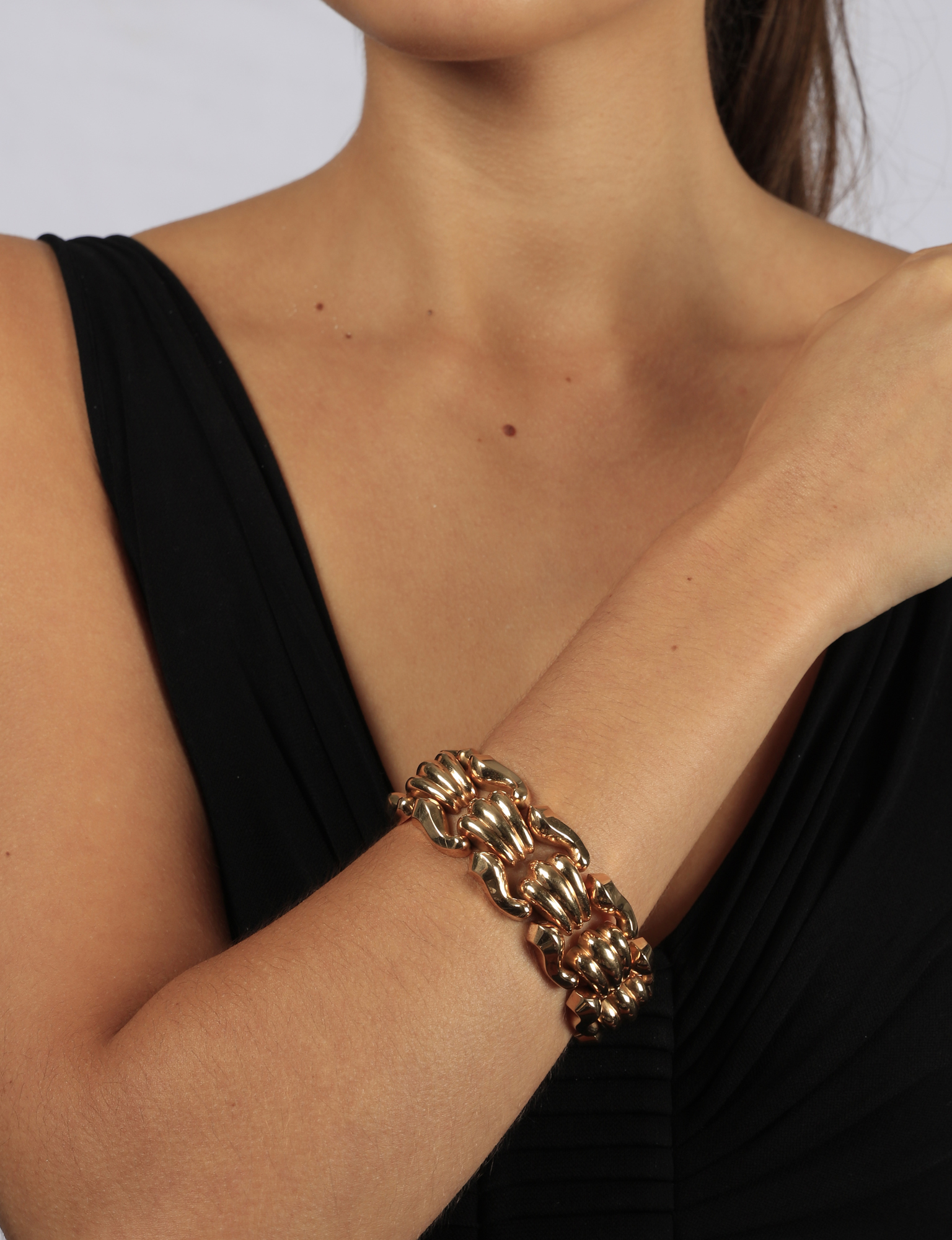 A RETRO GOLD BRACELET, CIRCA 1940 Composed of a continuous line of fluted fan-shaped links at the - Image 4 of 4