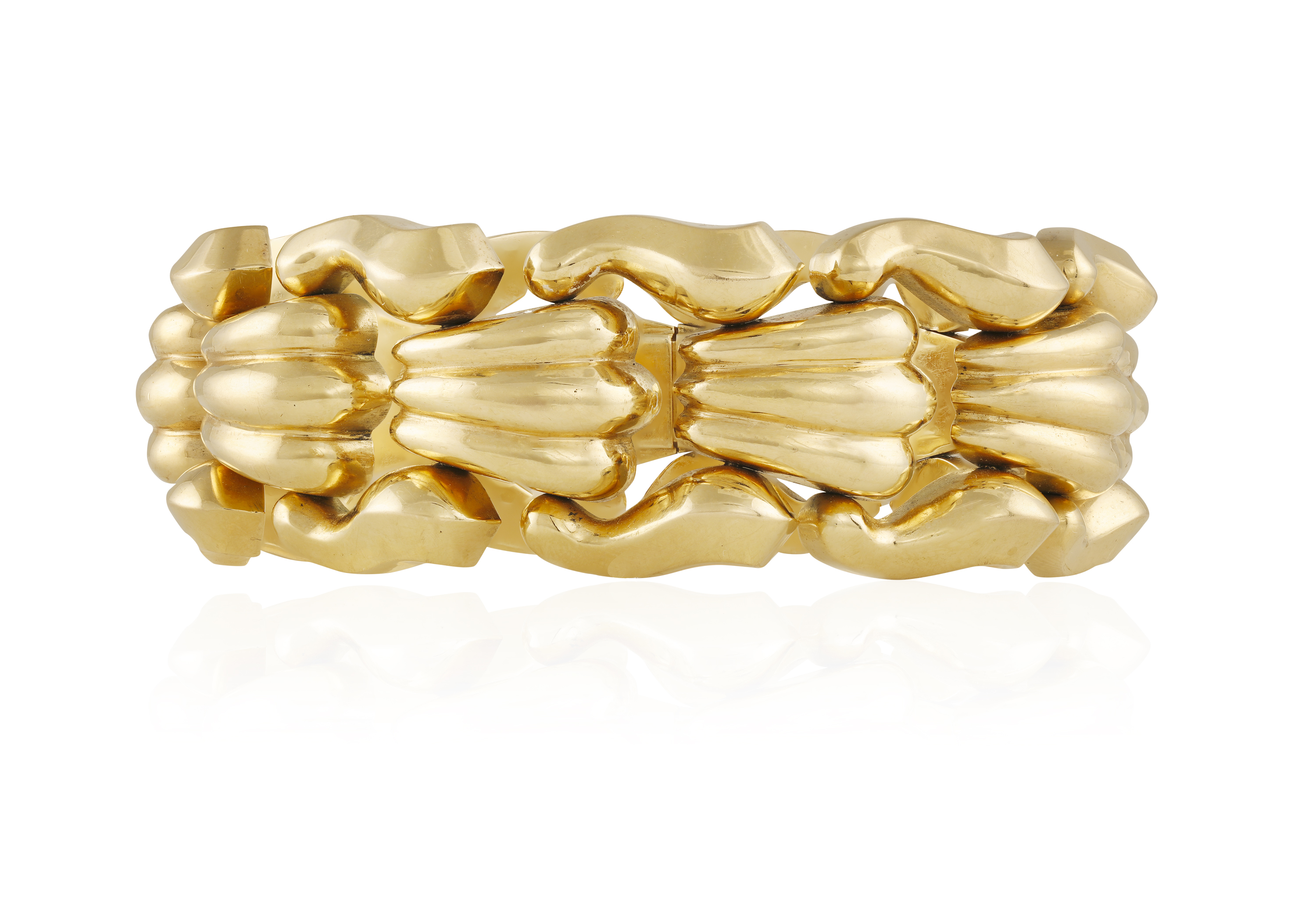 A RETRO GOLD BRACELET, CIRCA 1940 Composed of a continuous line of fluted fan-shaped links at the - Image 2 of 4