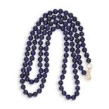 A LAPIS LAZULI BEAD NECKLACE Composed of a single row of lapis lazuli beads, measuring approximately