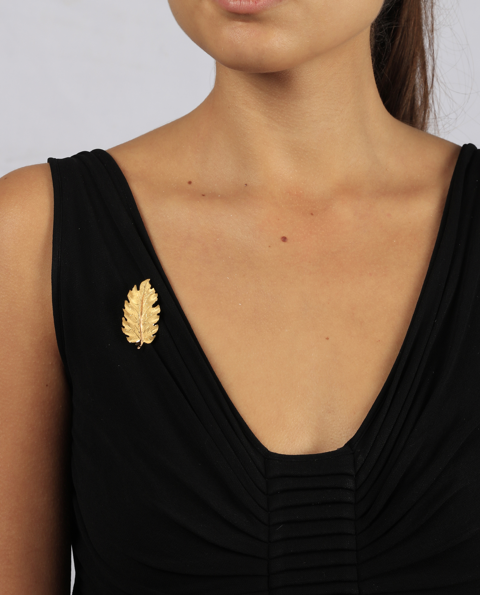 A GOLD 'FOGLIA' BROOCH, BY BUCCELLATI Designed as a delicate textured gold leaf, in 18K gold, signed - Image 3 of 3