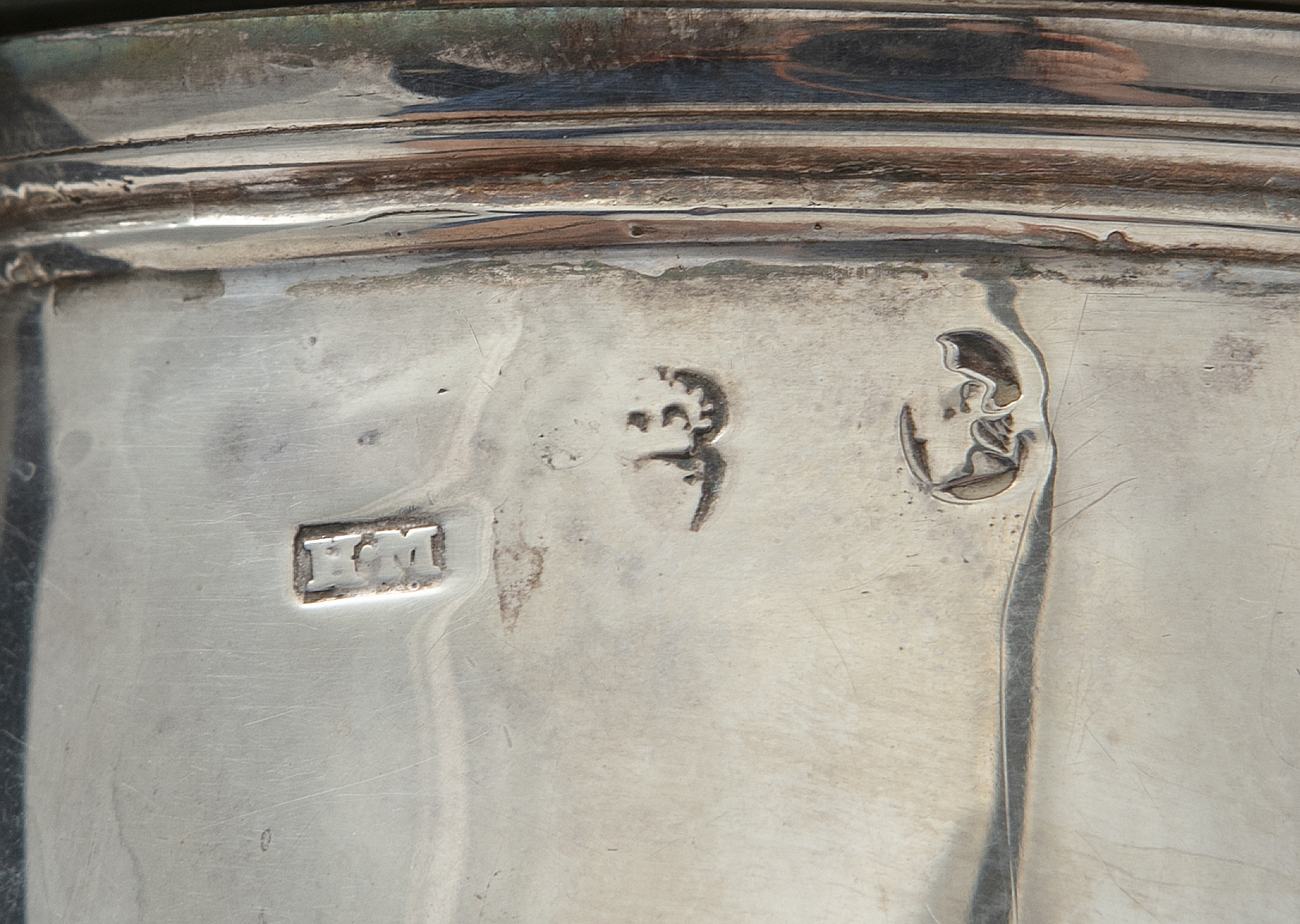 AN IRISH GEORGE III SILVER COFFEE POT, Dublin, lacking date mark, makers mark 'KM', of plain - Image 3 of 3