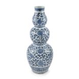 A CHINESE BLUE AND WHITE PORCELAIN DOUBLE GOURD VASE, late 18th/early 19th century, the graduating