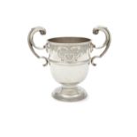 A FINE REPLICA OF AN 18TH CENTURY IRISH TWO-HANDLED CUP, Dublin c.1908, maker's mark of T Weir &