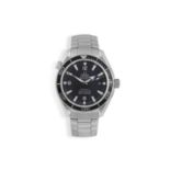 A STAINLESS STEEL AUTOMATIC 'SEAMASTER PROFESSIONAL PLANET OCEAN' CALENDAR BRACELET WATCH, BY