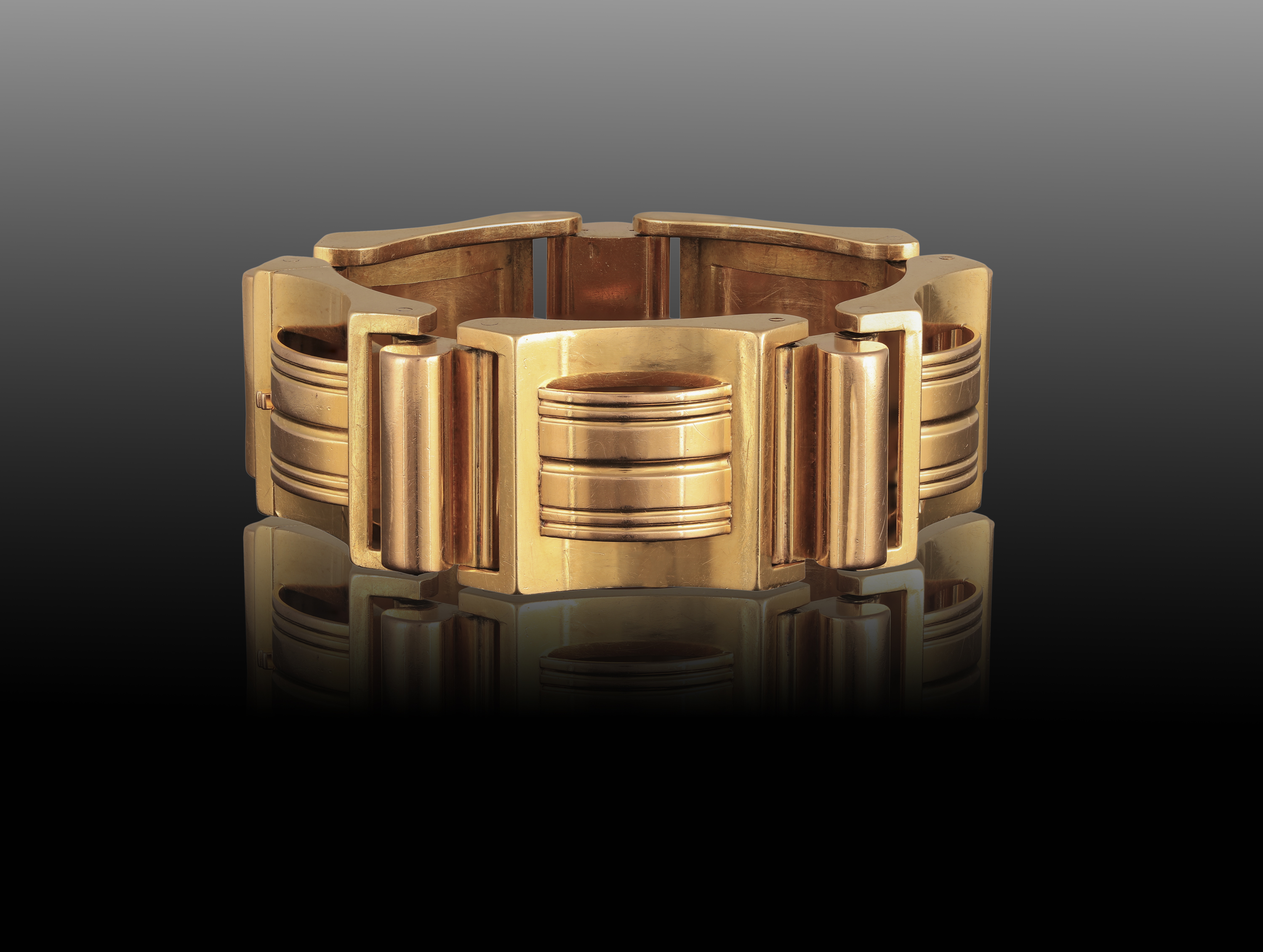 A GOLD RETRO BRACELET, CIRCA 1940 Of tank design, the articulated bi-coloured band composed of a - Image 2 of 3