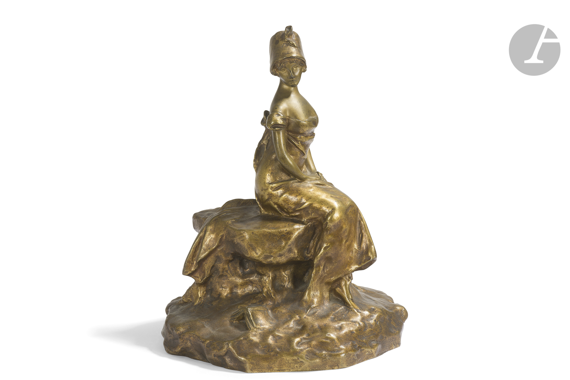 GEORGES VAN DER STRAETEN (1856-1928) Élégante assise sur un rocher, les mains jointes Sculpture.