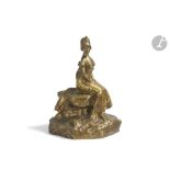 GEORGES VAN DER STRAETEN (1856-1928) Élégante assise sur un rocher, les mains jointes Sculpture.