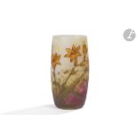 DAUM NANCY Crocosmias Vase gobelet. Épreuve en verre multicouche, le décor dégagé à l'acide