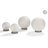 TRAVAIL D'ÉPOQUE ART DÉCO Suite de 4 globes lumineux (2 grands et 2 petits). Épreuves en verre blanc