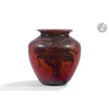 LE VERRE FRANÇAIS Prunes, le modèle créé vers [1919-21] Important vase balustre à col évasé. Épreuve