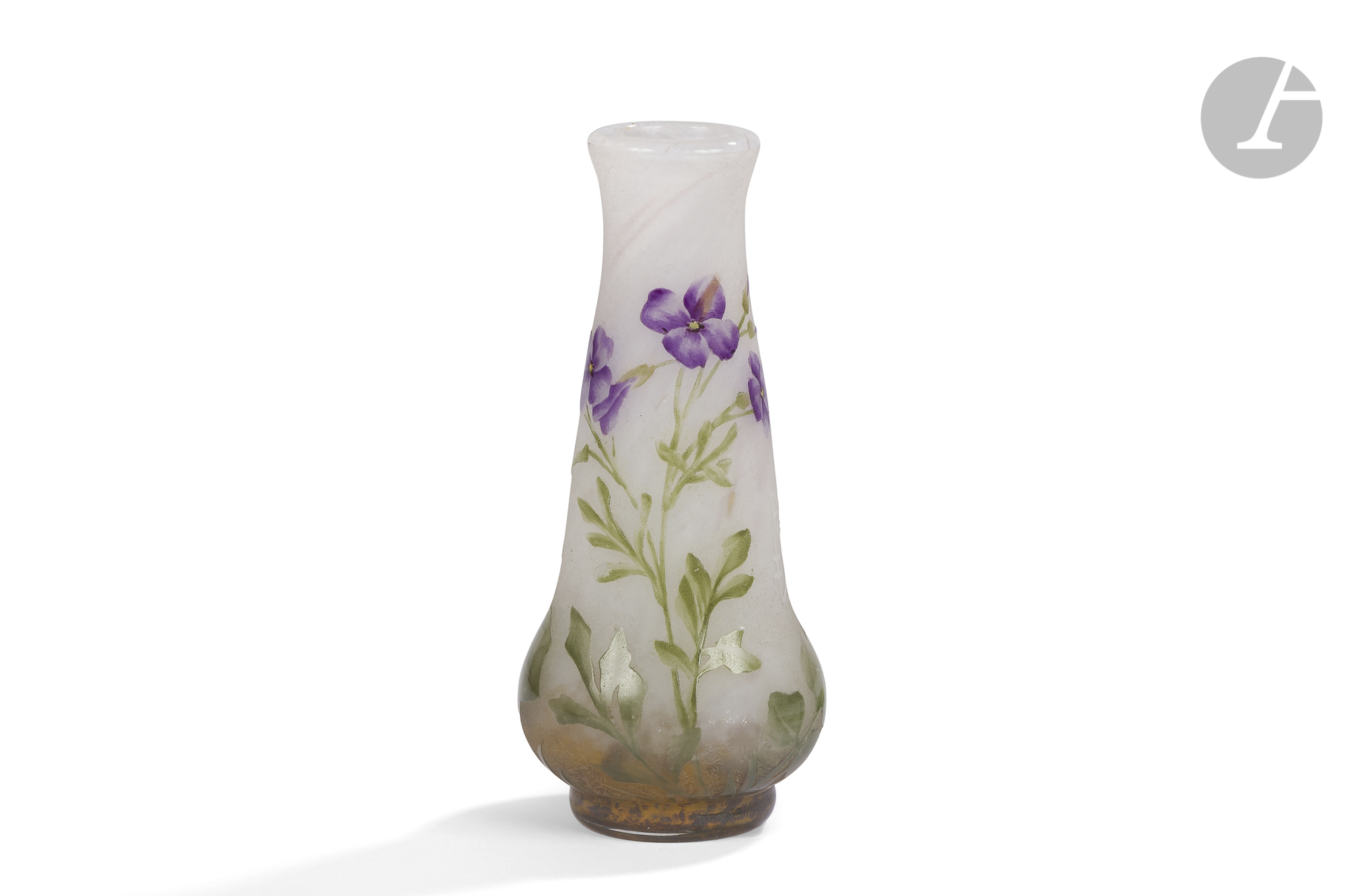 DAUM NANCY Fleurs violettes Vase piriforme ; la base renflée sur petit talon. Épreuve en verre au