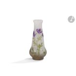 DAUM NANCY Fleurs violettes Vase piriforme ; la base renflée sur petit talon. Épreuve en verre au