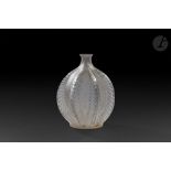 RENÉ LALIQUE (1886-1945) Malines dit aussi Feuilles pointues, le modèle créé le [27 août 1924] Vase.