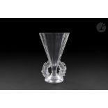 RENÉ LALIQUE (1860-1945) Roitelets, modèle créé le [29 avril 1931] Vase. Épreuve en cristal moulé-