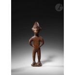 Une belle et ancienne statuette Nkisi se tenant debout les mains sur les hanches et portant des