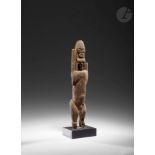 Une très ancienne statuette masculine aux bras levés, à la sublime et épaisse patine crouteuse