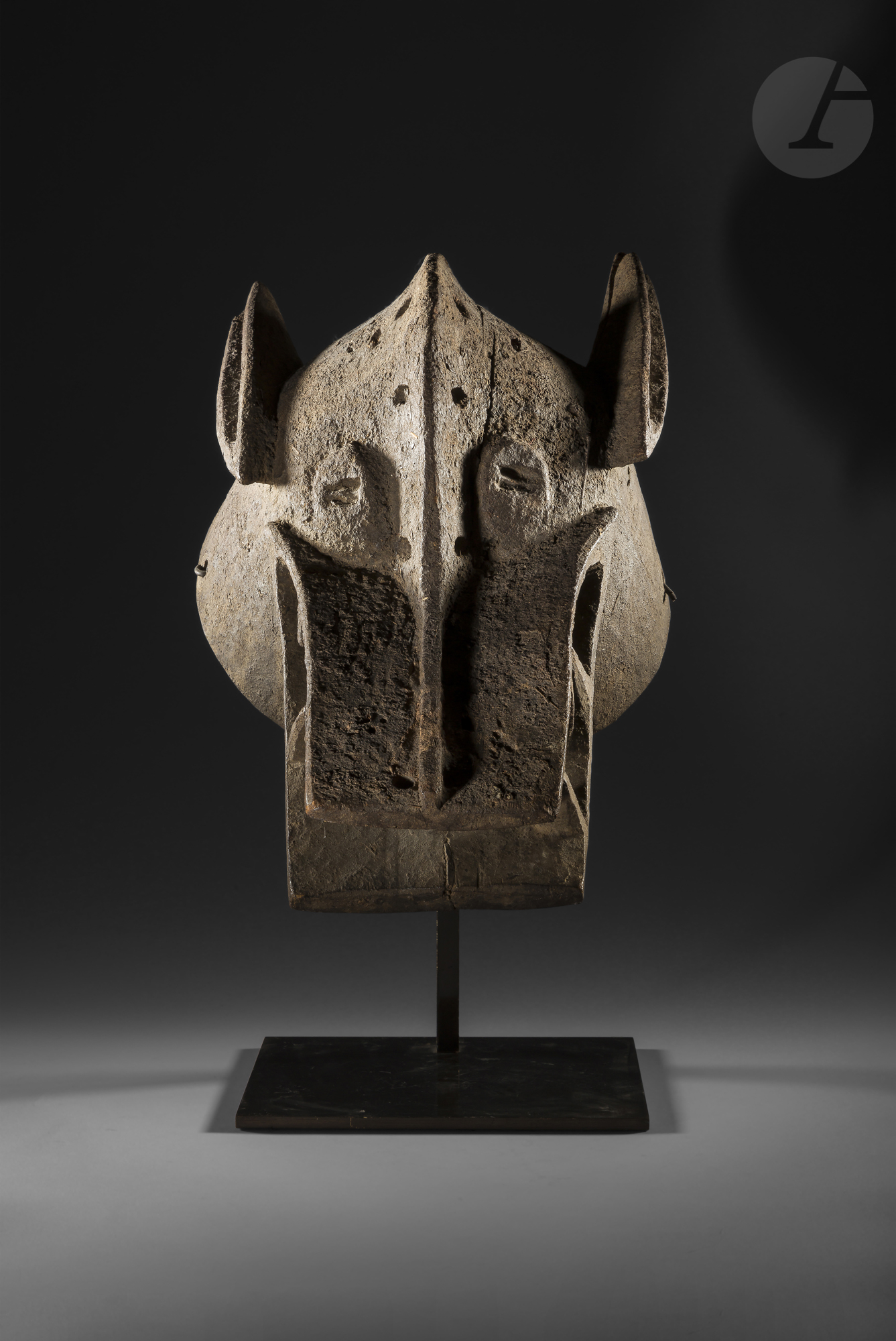 Un beau et ancien masque heaume zoomorphe de la société du Komo (ou Koma).La grande gueule béante et