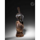 Une ancienne statuette nkishi d'un type rare, la tête classique au front concave et au visage