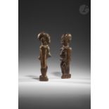 Un couple de statuettes batébaLobi, Burkina FasoBois, usures et petits manques, belle patine d'