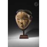 Un ancien masque de type mukuyi-mukuji scarifié au visage et aux tempes, à la coiffe en chignons