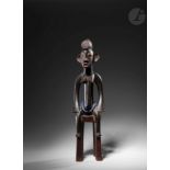 Une très élégante statuette féminine assise sur un tabouret, d'un très beau style figuratif