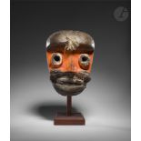 Un ancien masque polychrome.Le pigment orange atteste du caractère masculin de ce masque.Wé, Côte