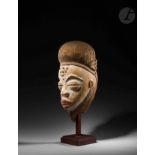 Un ancien masque de type mukuyi-mukuji à la coiffure à coque et au front scarifié en relief,