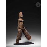 Une rare et ancienne sculpture anthropomorphe, les bras le long du corps et au traitement démesuré