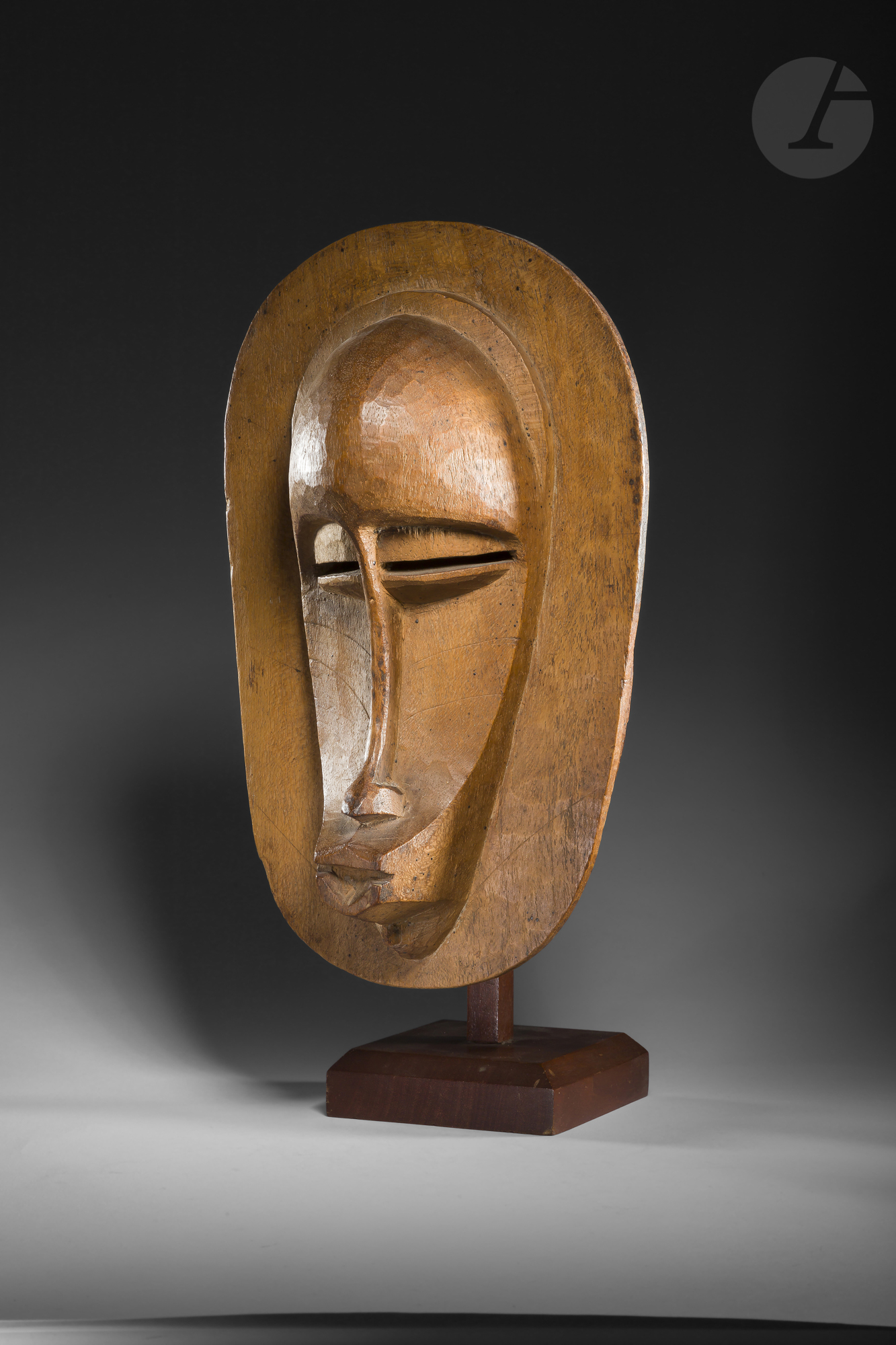 Un élégant masque à large collerette.Ce masque, fort probablement sculpté entre les années 1930 et - Image 2 of 2