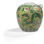 CHINE - Fin XIXe siècle Pot en porcelaine émaillée polychrome dans le style de la famille verte à