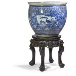 CHINE - XVIIIe siècle Vasque en porcelaine blanche émaillée en bleu sous couverte dans des