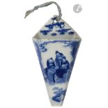 CHINE - XVIIIe siècle Petite bouquetière en applique en porcelaine blanche décorée en bleu sous