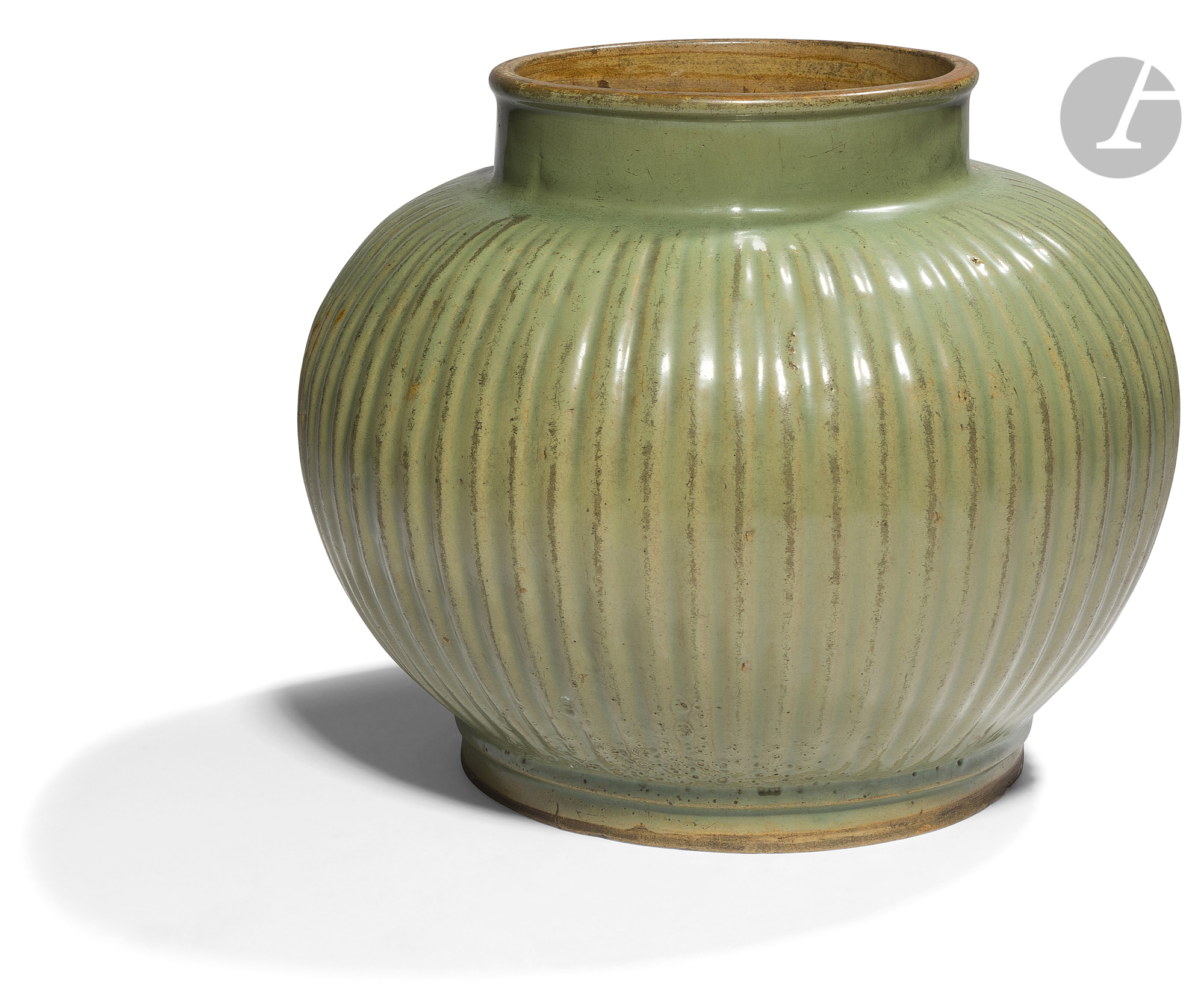 CHINE - XVIIIe siècle Pot en grès émaillé vert céladon pansu et côtelé. (Éclats en bordure de pied).