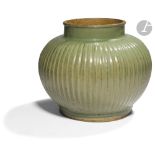 CHINE - XVIIIe siècle Pot en grès émaillé vert céladon pansu et côtelé. (Éclats en bordure de pied).