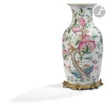 CHINE - Fin XIXe siècle Vase balustre en porcelaine émaillée polychrome dans le style de la