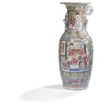 CHINE, Canton - XIXe siècle Vase balustre à col polylobé en porcelaine émaillée polychrome dans le