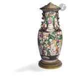 CHINE, Nankin - Fin XIXe siècle Vase en porcelaine craquelé émaillé polychrome à décor de cavaliers,