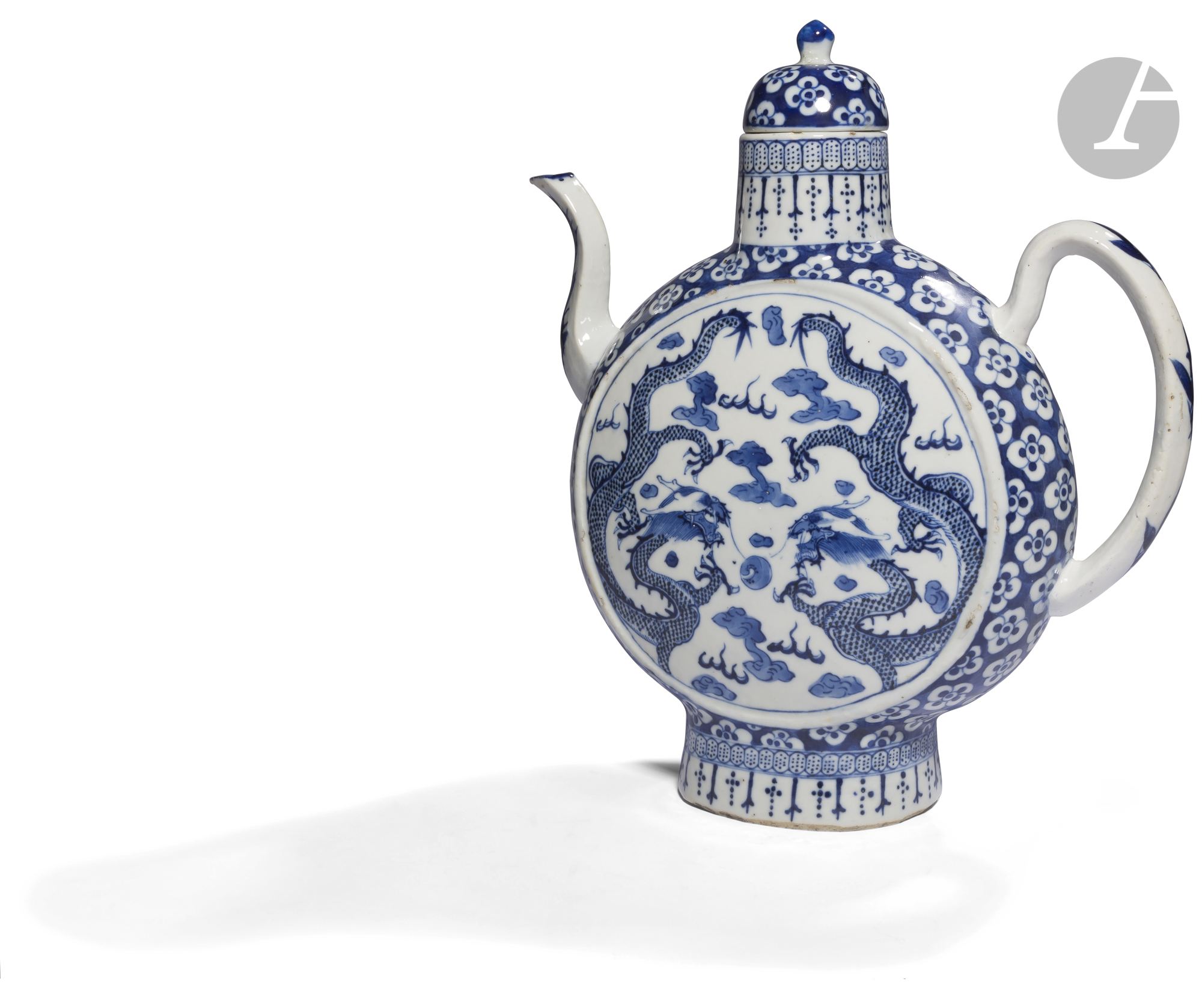 CHINE, Canton - XIXe siècle Verseuse couverte en forme de gourde en porcelaine émaillée en bleu sous