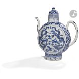 CHINE, Canton - XIXe siècle Verseuse couverte en forme de gourde en porcelaine émaillée en bleu sous