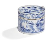 CHINE - Fin XIXe siècle Boîte ronde en porcelaine bleu blanc à décor d'un lettré et d'un pêcheur