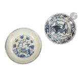CHINE - Fin Époque MING (1368 - 1644) Ensemble comprenant trois assiettes en porcelaine bleu