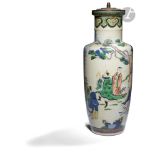 CHINE - XIXe siècle Vase rouleau en porcelaine émaillée polychrome dans le style de la famille verte