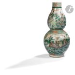CHINE - XIXe siècle Vase double gourde en porcelaine émaillée polychrome dans le style de la famille