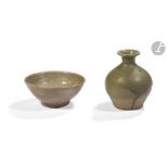 CHINE - Époque SONG (960 - 1279) Ensemble comprenant un petit bol et un petit vase en grès émaillé