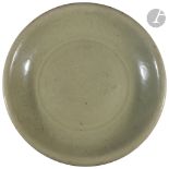 CHINE, Fours de Longquan - Époque MING (1368 - 1644) Plat rond en grès émaillé céladon vert incisé