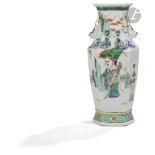 CHINE - Fin XIXe siècle Vase balustre à facettes en porcelaine émaillée polychrome dans le style